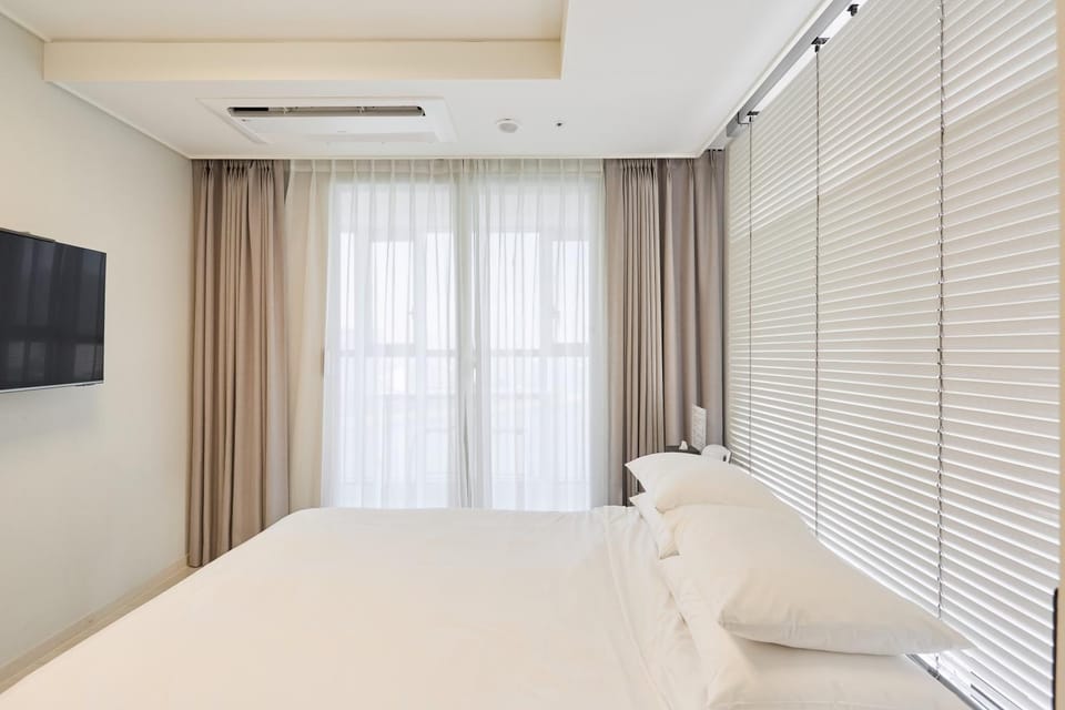 Bed, TV and multimedia, Bedroom, air conditioner