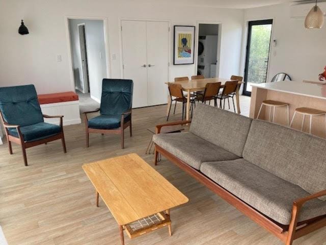 Bubbles Bach-dog friendly, close to beach & shops! House in Bay Of Plenty
