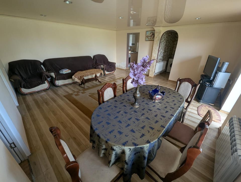 TV and multimedia, Living room, Seating area, Dining area