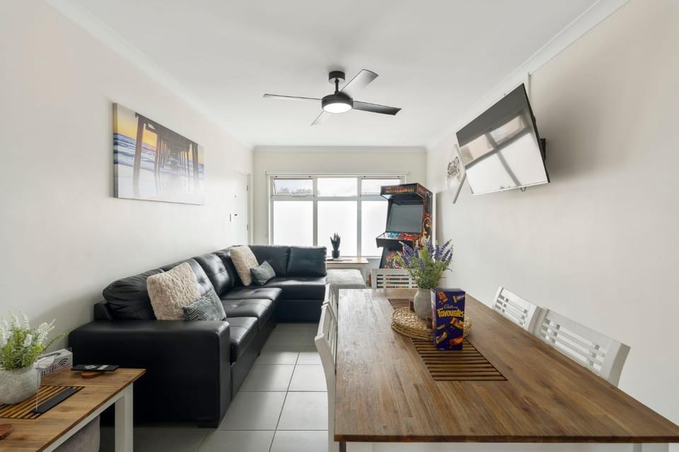 Stylish Seaside Suite with Arcade and Balcony Apartment in Adelaide