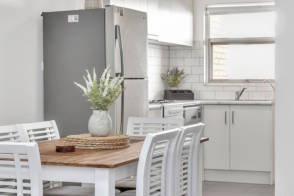 Stylish Seaside Suite with Arcade and Balcony Apartment in Adelaide