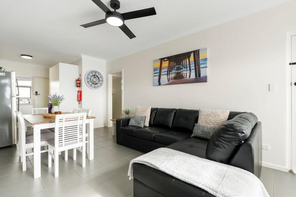 Stylish Seaside Suite with Arcade and Balcony Apartment in Adelaide