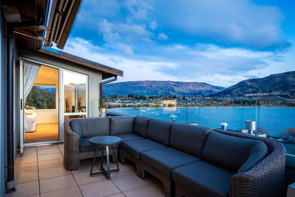 Natural landscape, View (from property/room), Balcony/Terrace, Living room, Seating area, Dining area, Lake view, Mountain view