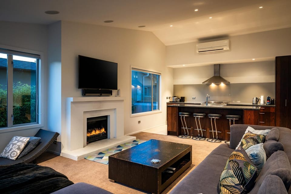 TV and multimedia, Kitchen or kitchenette, Living room, Seating area, Dining area