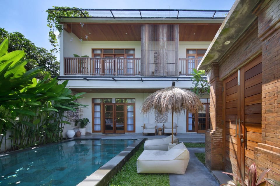 Property building, Patio, Day, Garden, Garden view, Pool view, Swimming pool, sunbed
