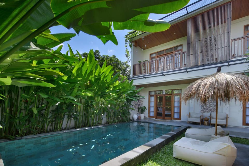 Property building, Patio, Day, Garden, Garden view, Pool view, Swimming pool, sunbed