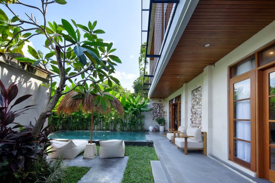 Property building, Patio, Spring, Day, Garden, Garden view, Pool view, Swimming pool, sunbed