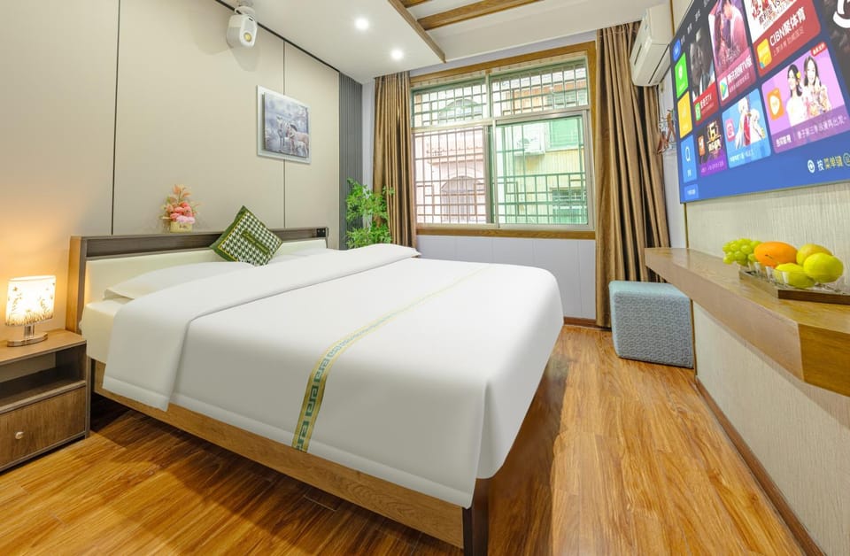 Bed, TV and multimedia, Photo of the whole room, Bedroom
