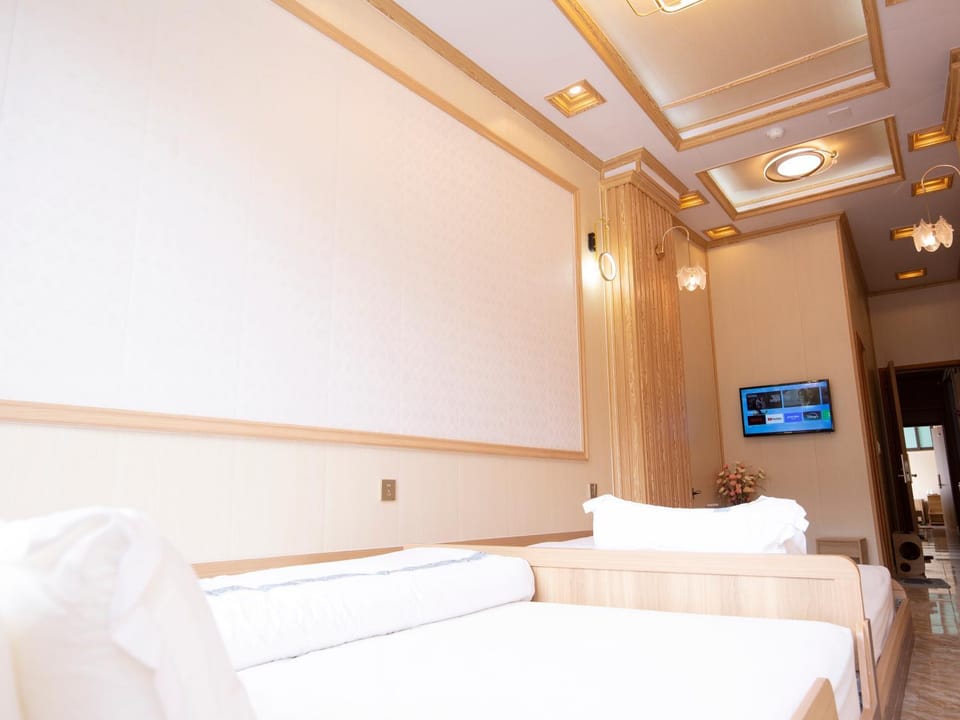 Communal lounge/ TV room, Bed, TV and multimedia, Living room, Photo of the whole room, Seating area, Evening entertainment, Bedroom, air conditioner