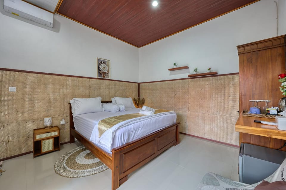 Bed, Photo of the whole room, Bedroom, towels, air conditioner