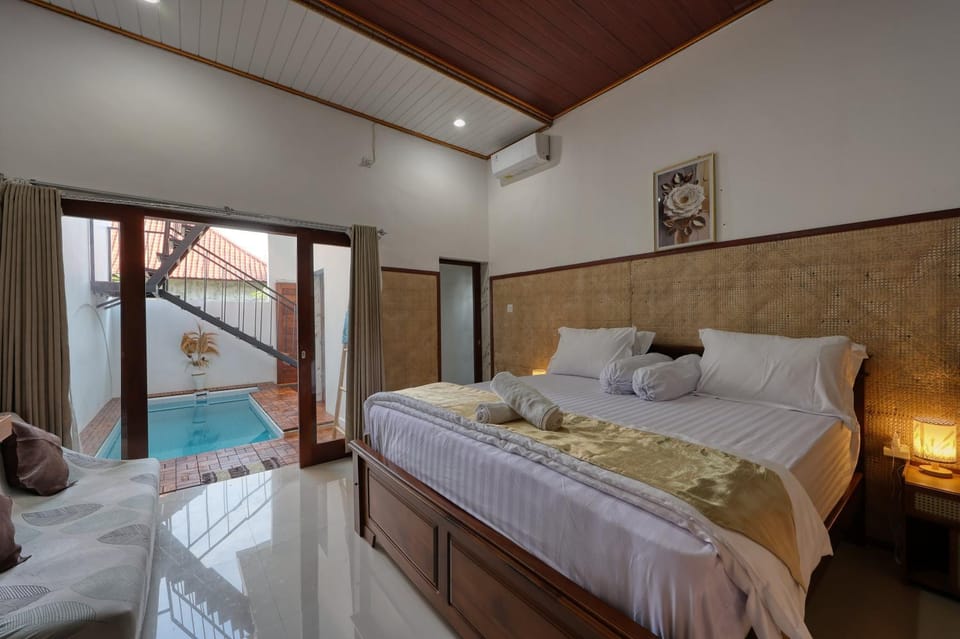 Bed, Photo of the whole room, Bedroom, Pool view, Swimming pool, towels