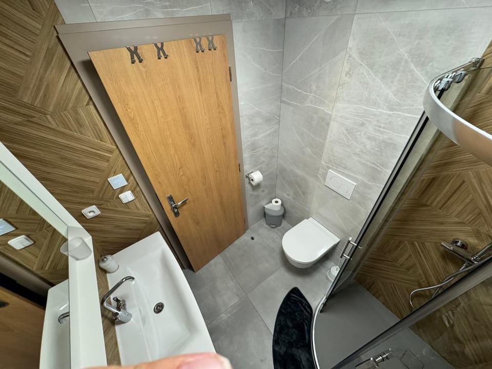 Shower, Toilet