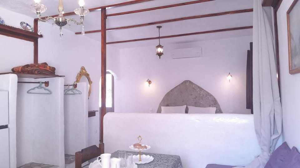 Photo of the whole room, Seating area