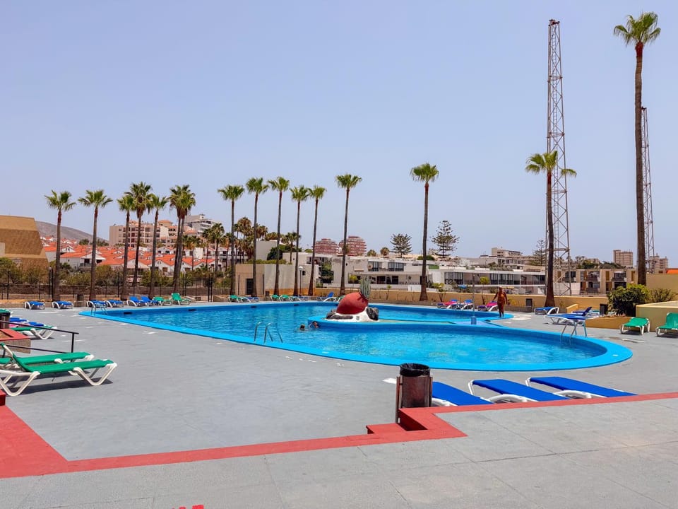 Day, Swimming pool, sunbed