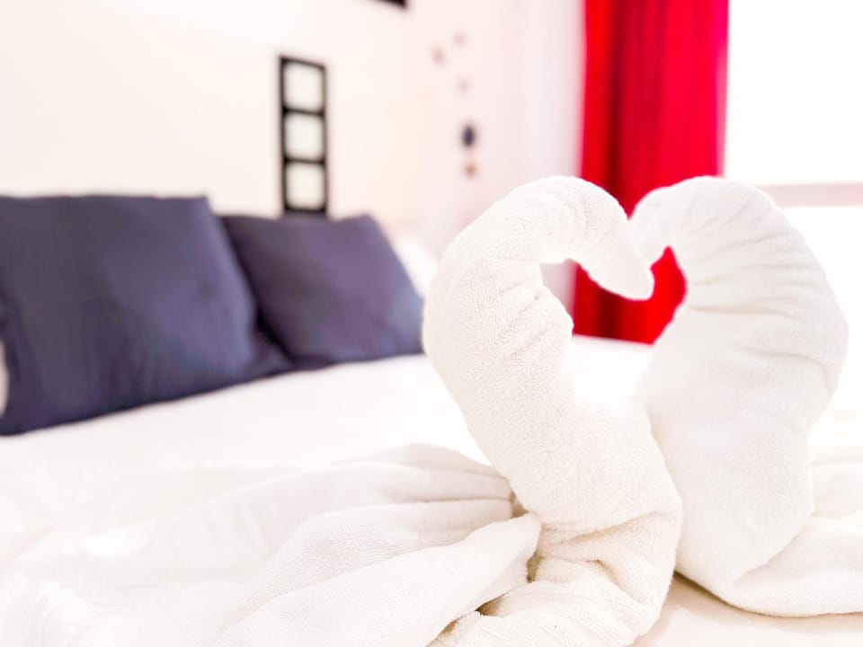Bed, Bedroom, towels