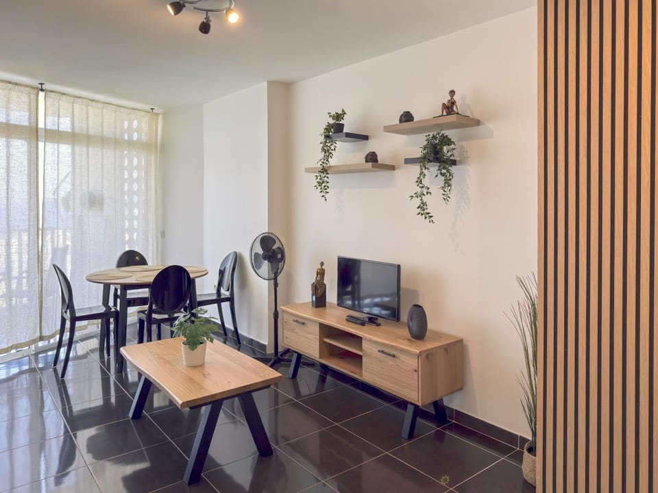 TV and multimedia, Living room, Seating area, Dining area