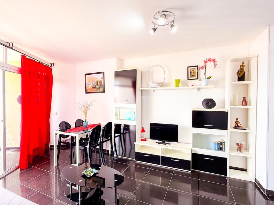 TV and multimedia, Living room, Seating area, Dining area