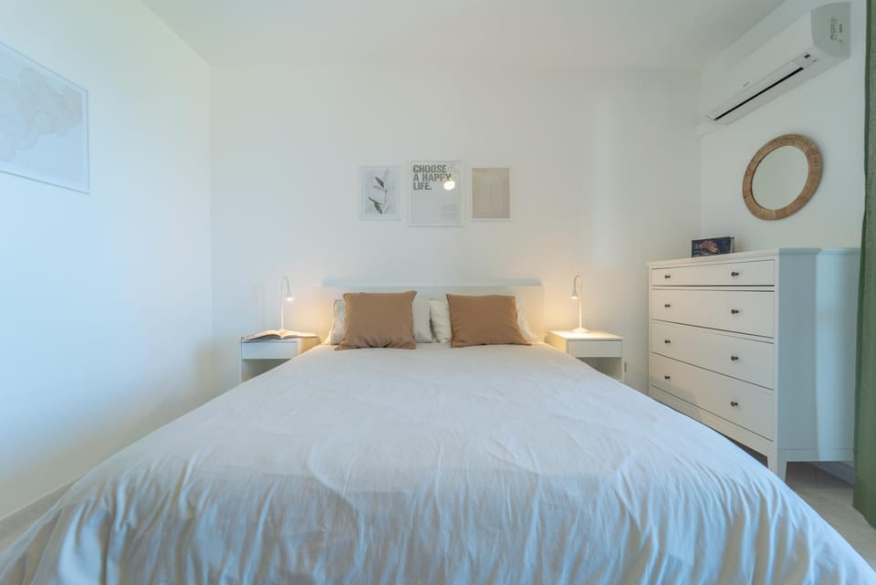 Bed, Photo of the whole room, Bedroom, air conditioner