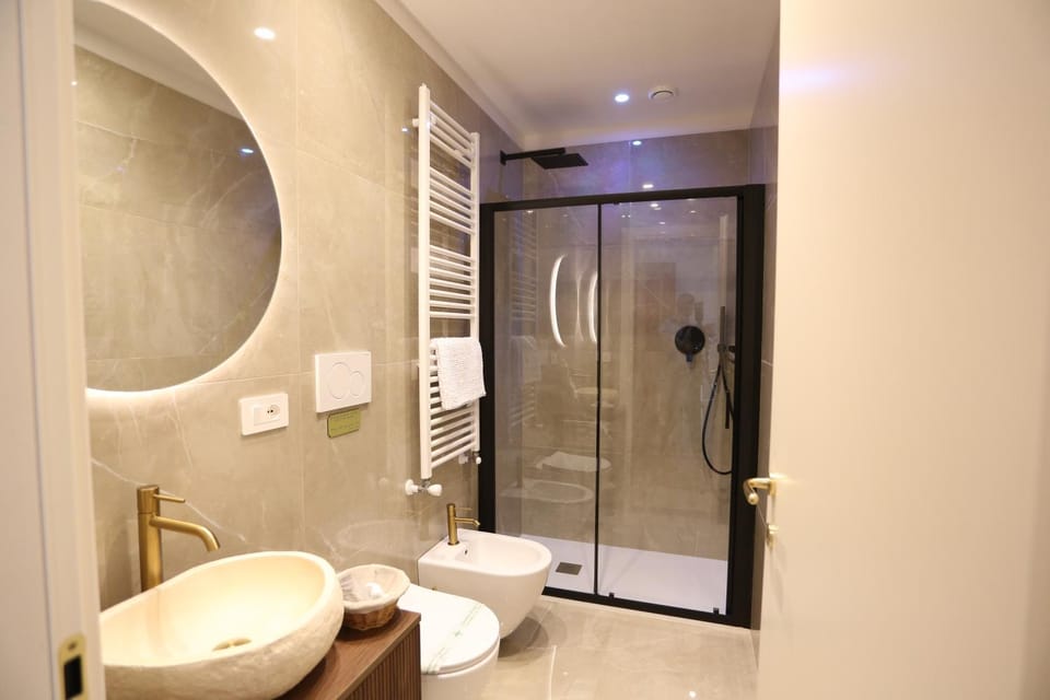 Shower, Toilet, Bathroom, bidet, towels