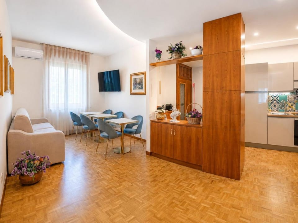 Communal lounge/ TV room, TV and multimedia, Kitchen or kitchenette, Living room, Seating area, Dining area, Evening entertainment, minibar, oven