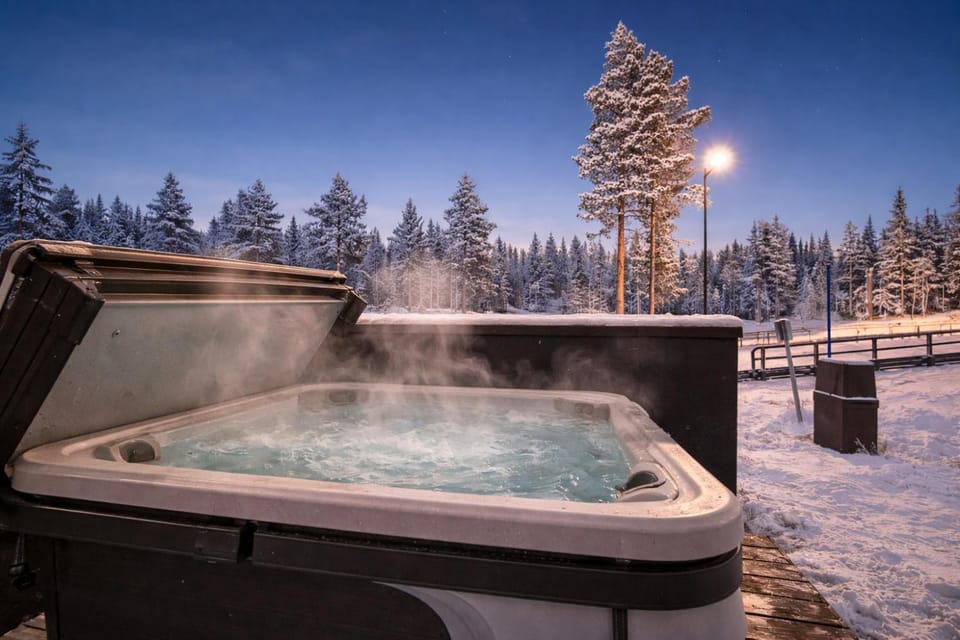 Patio, Neighbourhood, Natural landscape, Winter, Hot Tub, Quiet street view