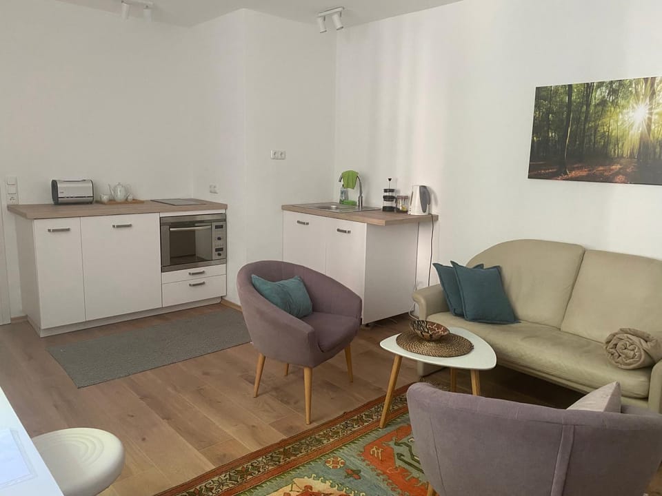 Kitchen or kitchenette, Seating area