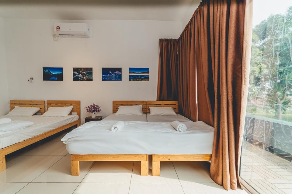 Bed, Bedroom, towels, air conditioner
