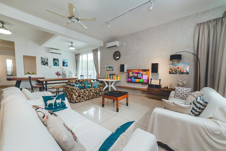 Communal lounge/ TV room, TV and multimedia, Living room, Seating area, Dining area, Evening entertainment