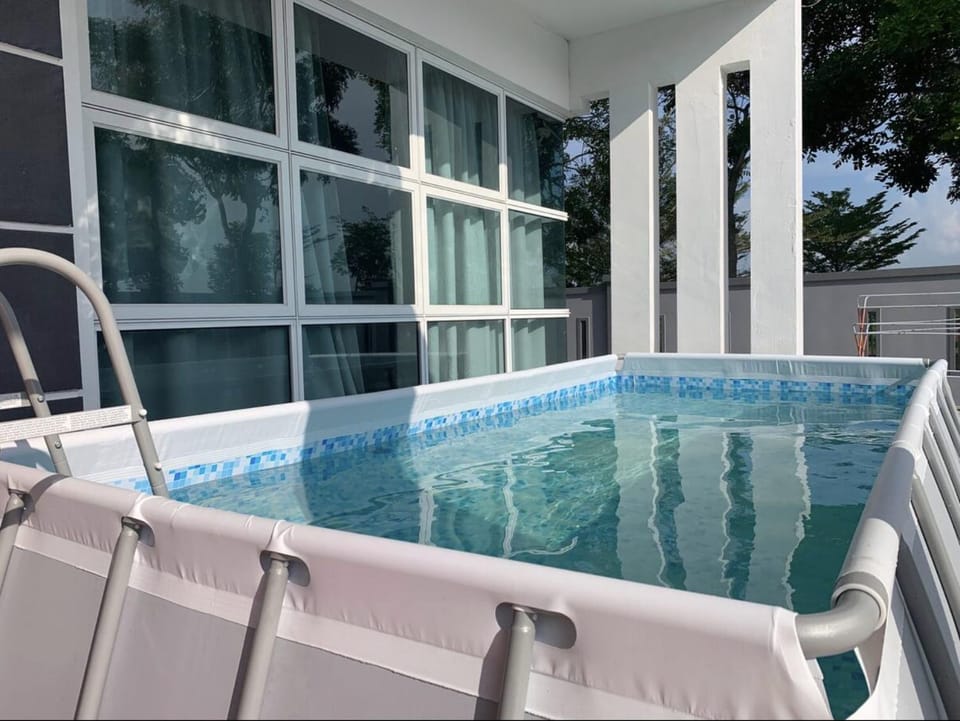 Swimming pool, Swimming pool