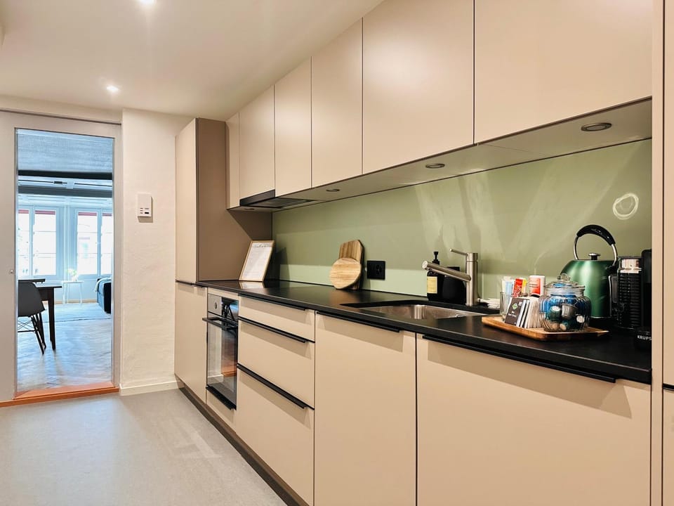 Coffee/tea facilities, Kitchen or kitchenette, dishwasher, stove, toaster
