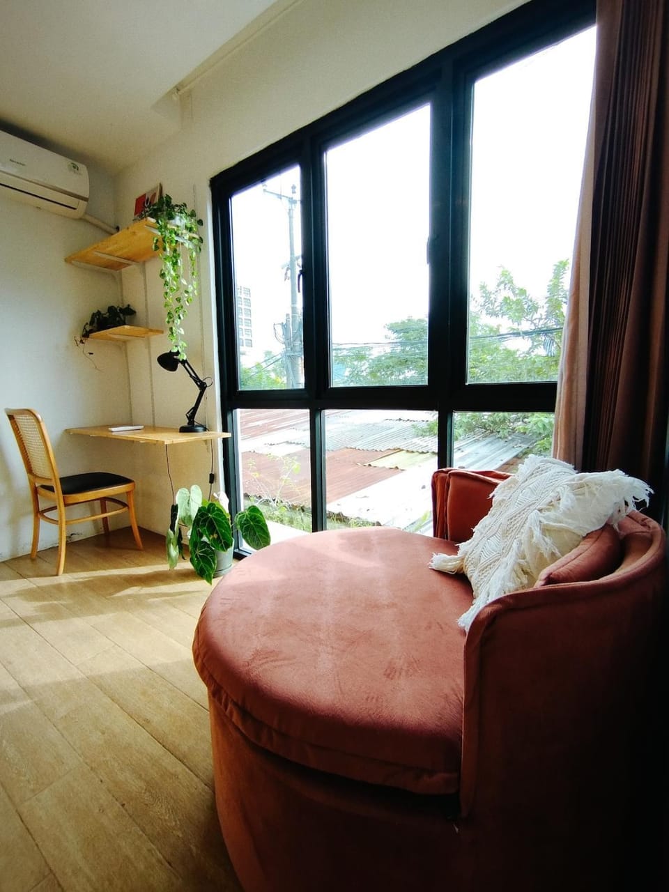Bed, Seating area, Bedroom