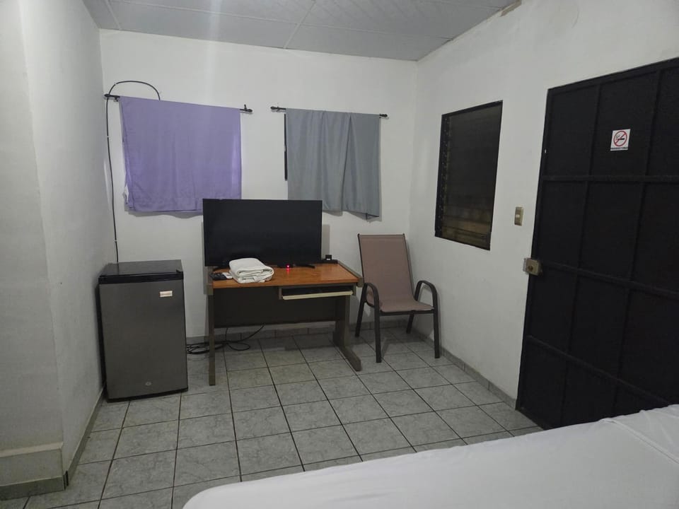 Hotel Ohana Bed and Breakfast in El Salvador