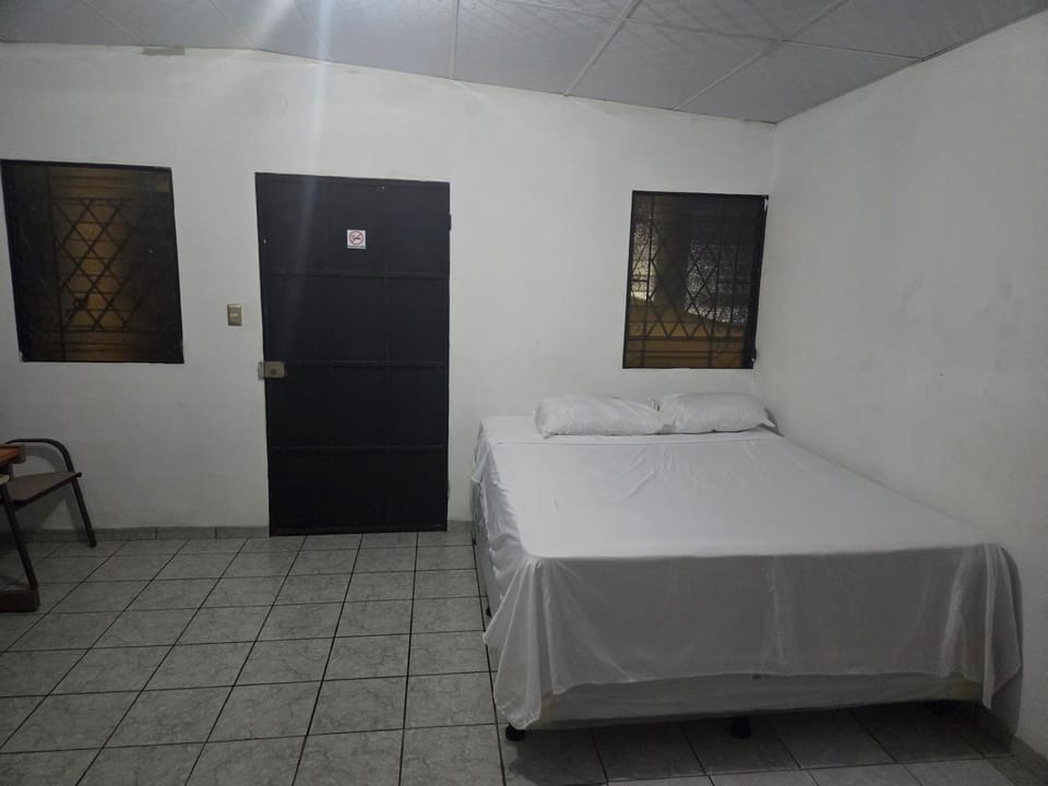 Hotel Ohana Bed and Breakfast in El Salvador