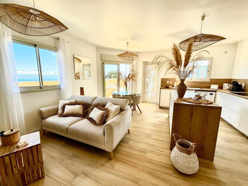 Coffee/tea facilities, Living room, Seating area, Dining area