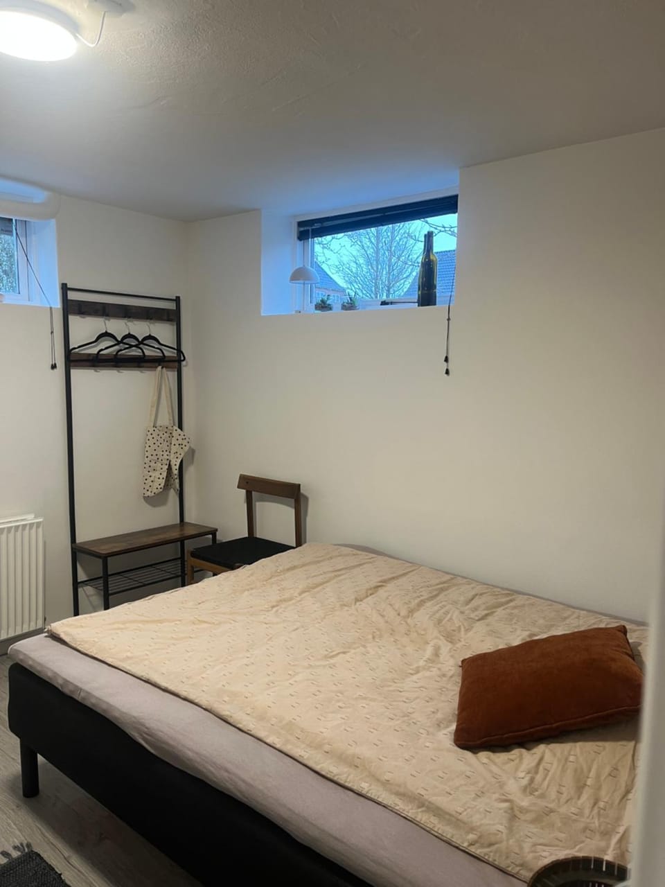 To værelser med dobbeltsenge tæt på E45 og banegården i Rødekro Værelserne deler bad Kælderværelser med egen indgang Vacation rental in Region of Southern Denmark