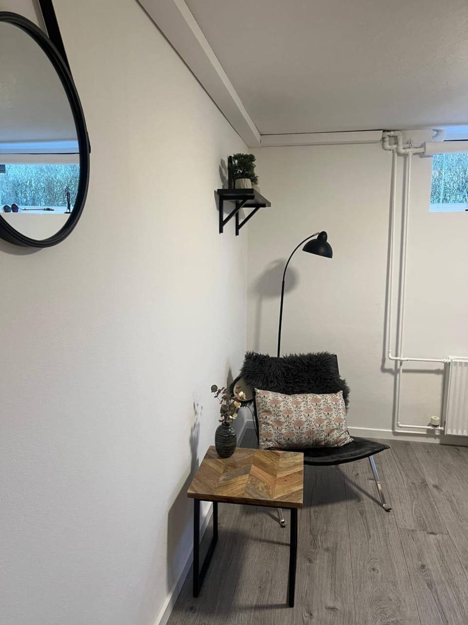 To værelser med dobbeltsenge tæt på E45 og banegården i Rødekro Værelserne deler bad Kælderværelser med egen indgang Vacation rental in Region of Southern Denmark