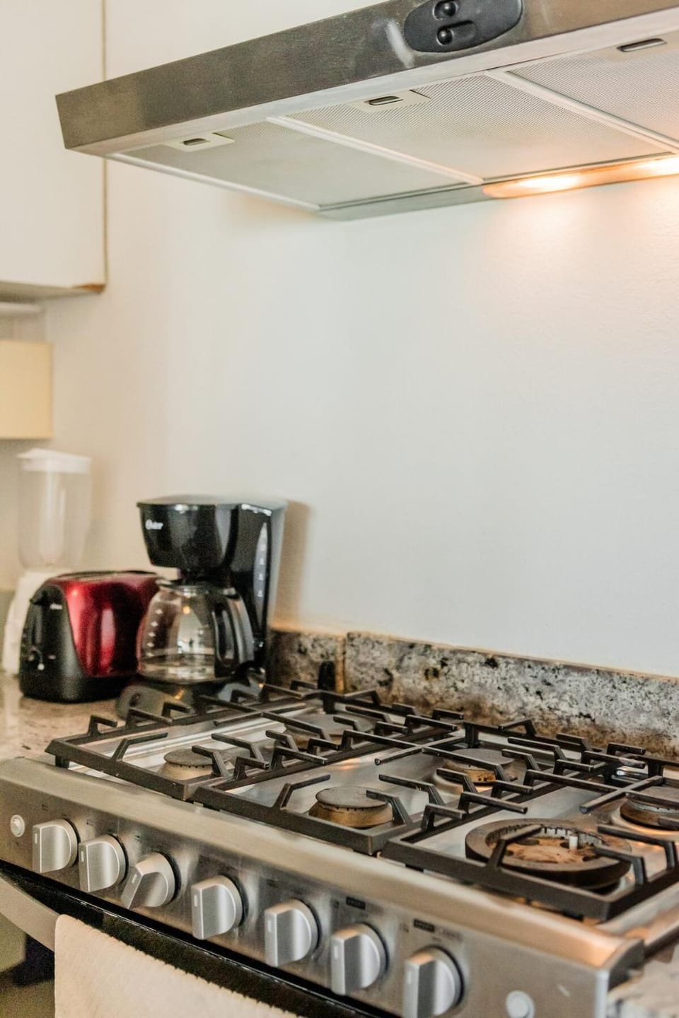 Coffee/tea facilities, Kitchen or kitchenette, stove, toaster