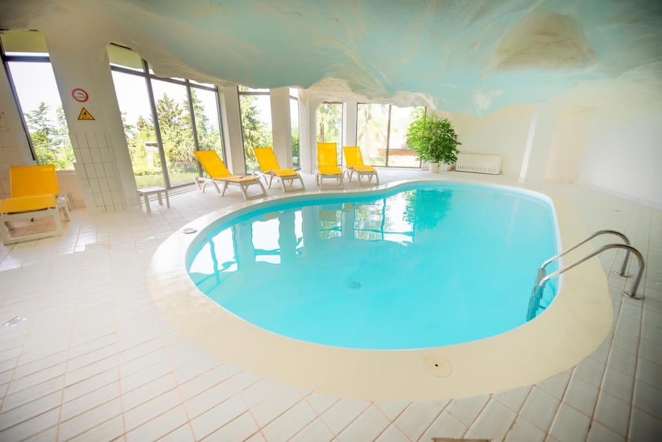 Spa and wellness centre/facilities, Pool view, Swimming pool, sunbed