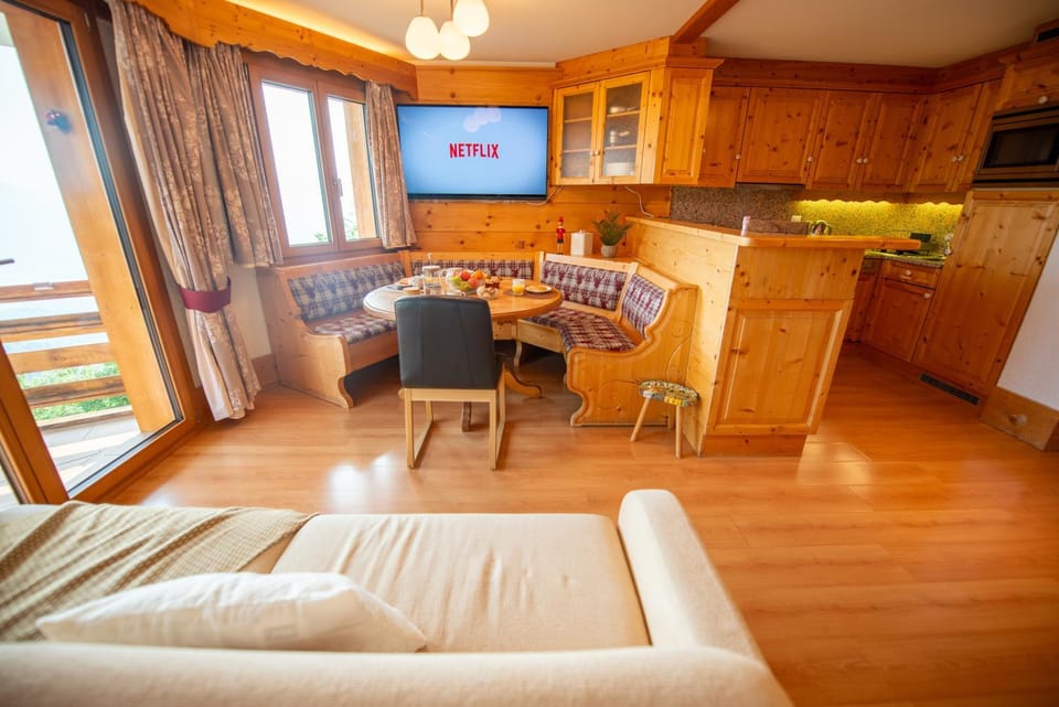 Bed, TV and multimedia, Kitchen or kitchenette, Living room, Photo of the whole room, Seating area, Dining area, Bedroom, minibar, oven, pet friendly