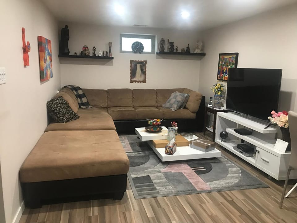 Dolly's Deluxe Suite Bed and Breakfast in Fort Saskatchewan