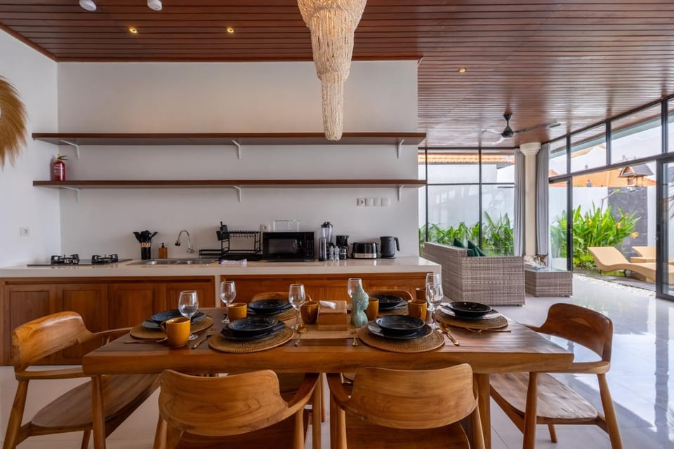 Kitchen or kitchenette, Dining area