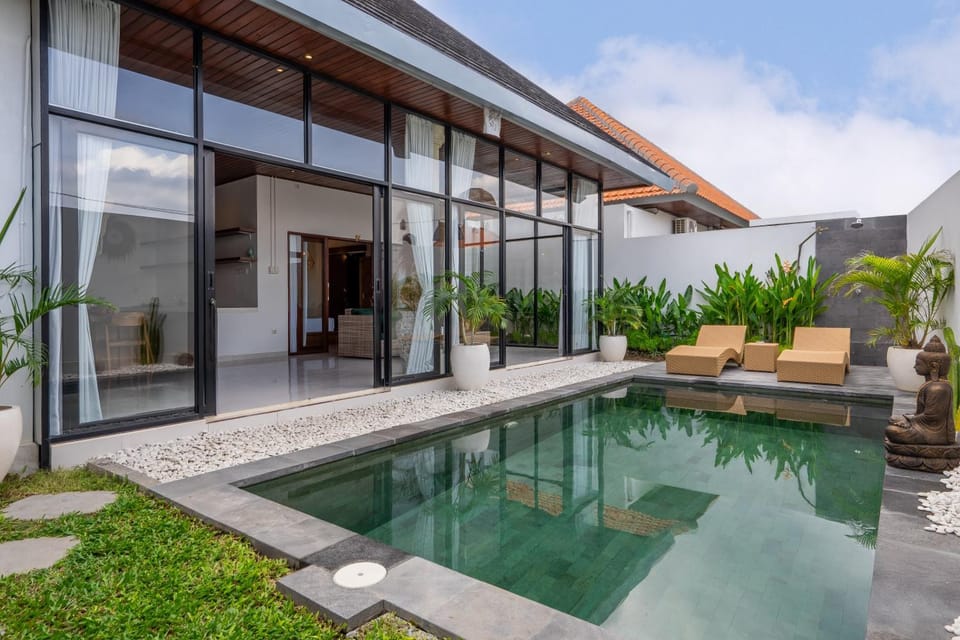 Property building, Day, Swimming pool, Swimming pool