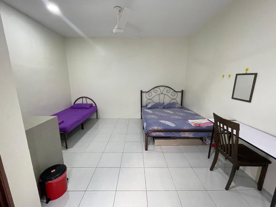 Bilik 3 Katil Single Aircond Pekan Motel in Pahang, Malaysia