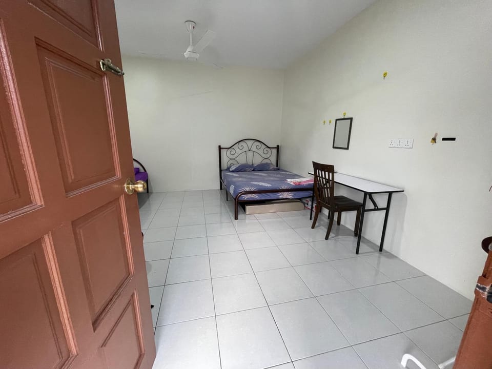 Bilik 3 Katil Single Aircond Pekan Motel in Pahang, Malaysia