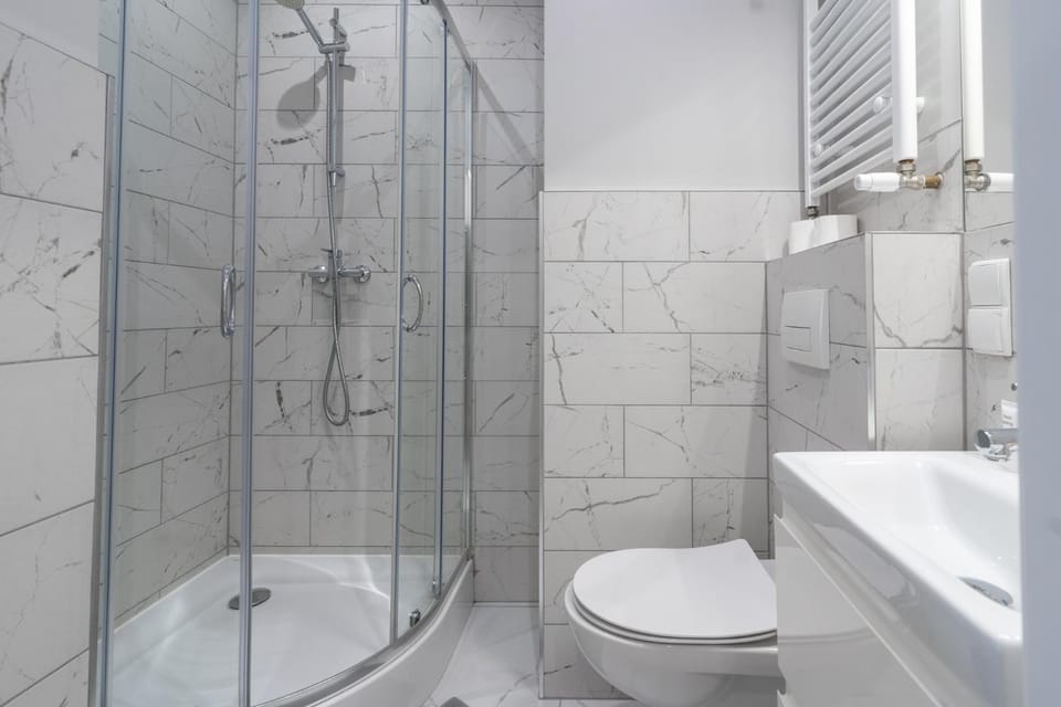 Shower, Toilet, Bathroom, towels