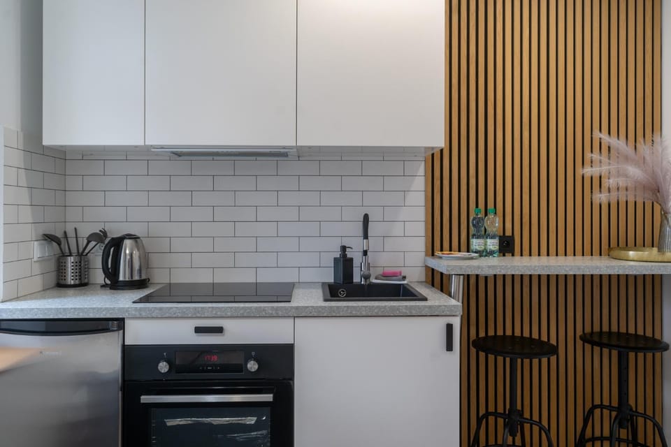 Coffee/tea facilities, Kitchen or kitchenette, oven, stove