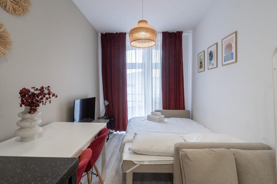 Bed, TV and multimedia, Living room, Photo of the whole room, Seating area, Bedroom