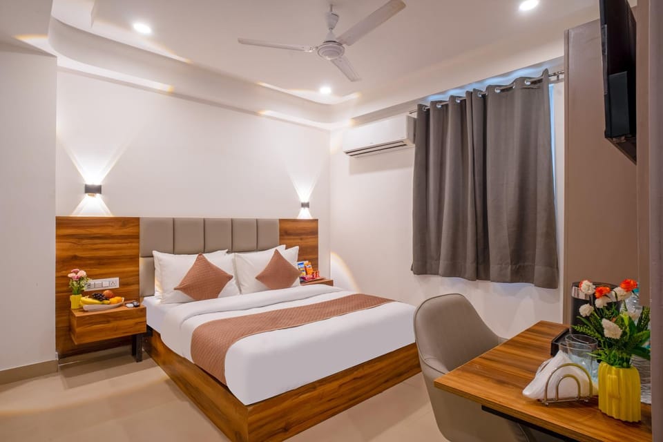 Bed, TV and multimedia, Photo of the whole room, Seating area, Bedroom, towels, air conditioner