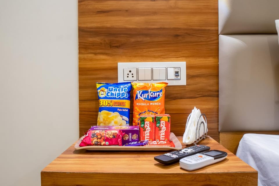 Bed, Food and drinks, Bedroom, Food, Breakfast