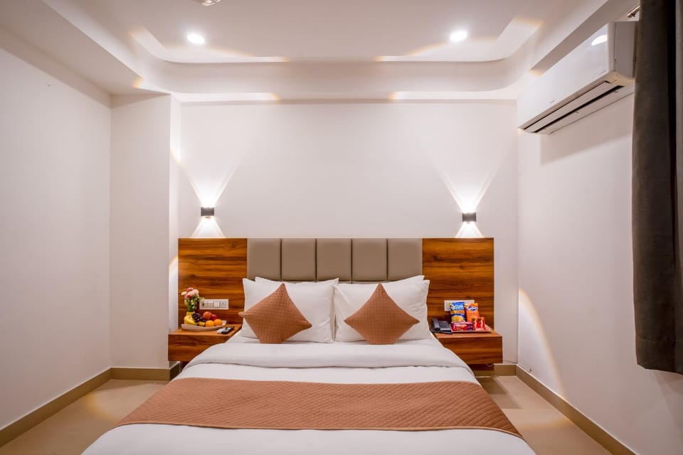 Bed, Photo of the whole room, Seating area, Bedroom, towels, air conditioner